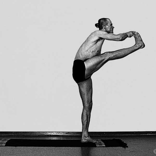 Utthita Hasta Padangusthasana - Primary Series (=Yoga Chikitsa / erste Serie) wird oft als die schwerste aller Ashtanga Vinyasa Yoga Serien bezeichnet, denn sie ist die Serie, die Du zuerst lernst - und aller Anfang ist schwer.
