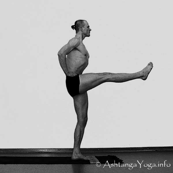 Utthita Hasta Padangusthasana B - Primary Series (=Yoga Chikitsa / erste Serie) wird oft als die schwerste aller Ashtanga Vinyasa Yoga Serien bezeichnet, denn sie ist die Serie, die Du zuerst lernst - und aller Anfang ist schwer.