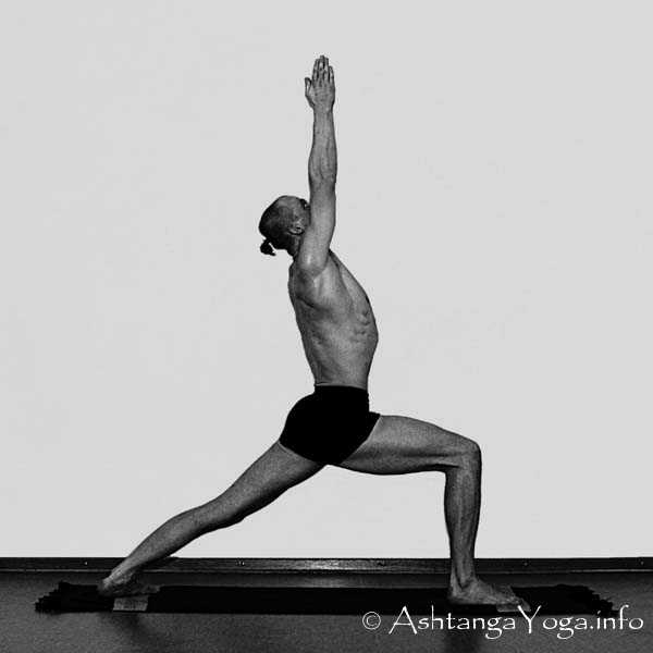 Virabatrasana A - Primary Series (=Yoga Chikitsa / erste Serie) wird oft als die schwerste aller Ashtanga Vinyasa Yoga Serien bezeichnet, denn sie ist die Serie, die Du zuerst lernst - und aller Anfang ist schwer.