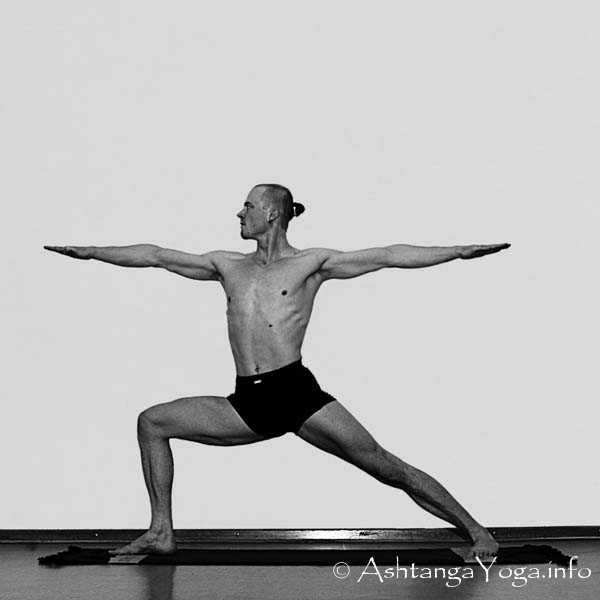 Virabatrasana B - Primary Series (=Yoga Chikitsa / erste Serie) wird oft als die schwerste aller Ashtanga Vinyasa Yoga Serien bezeichnet, denn sie ist die Serie, die Du zuerst lernst - und aller Anfang ist schwer.