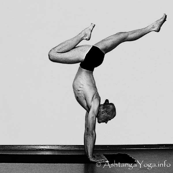 Virabatrasana Vinyasa out - Primary Series (=Yoga Chikitsa / erste Serie) wird oft als die schwerste aller Ashtanga Vinyasa Yoga Serien bezeichnet, denn sie ist die Serie, die Du zuerst lernst - und aller Anfang ist schwer.