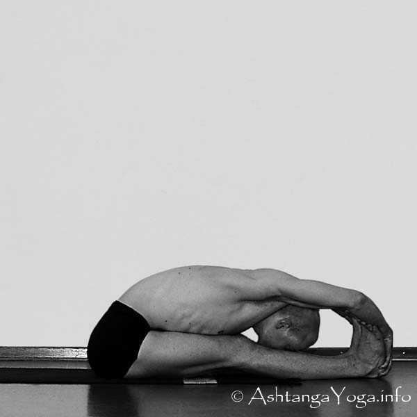 Paschimottanasana B - Primary Series (=Yoga Chikitsa / erste Serie) wird oft als die schwerste aller Ashtanga Vinyasa Yoga Serien bezeichnet, denn sie ist die Serie, die Du zuerst lernst - und aller Anfang ist schwer.