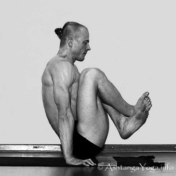 Vinyasa out - Primary Series (=Yoga Chikitsa / erste Serie) wird oft als die schwerste aller Ashtanga Vinyasa Yoga Serien bezeichnet, denn sie ist die Serie, die Du zuerst lernst - und aller Anfang ist schwer.