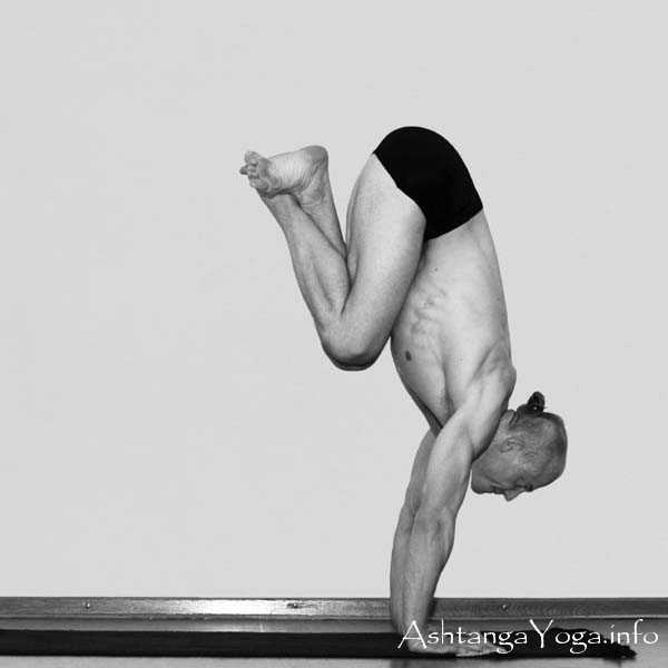 Vinyasa out - Primary Series (=Yoga Chikitsa / erste Serie) wird oft als die schwerste aller Ashtanga Vinyasa Yoga Serien bezeichnet, denn sie ist die Serie, die Du zuerst lernst - und aller Anfang ist schwer.