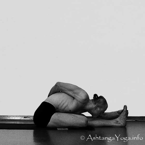 Ardha Baddha Padma Paschimottanasana - Primary Series (=Yoga Chikitsa / erste Serie) wird oft als die schwerste aller Ashtanga Vinyasa Yoga Serien bezeichnet, denn sie ist die Serie, die Du zuerst lernst - und aller Anfang ist schwer.