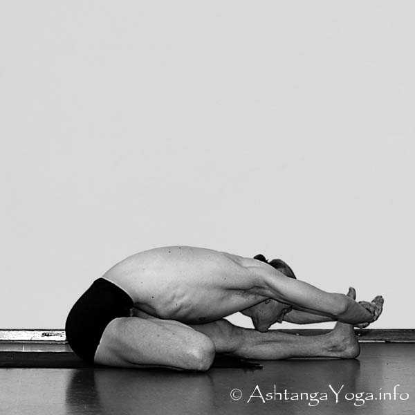 Janu Sirsasana C - Primary Series (=Yoga Chikitsa / erste Serie) wird oft als die schwerste aller Ashtanga Vinyasa Yoga Serien bezeichnet, denn sie ist die Serie, die Du zuerst lernst - und aller Anfang ist schwer.