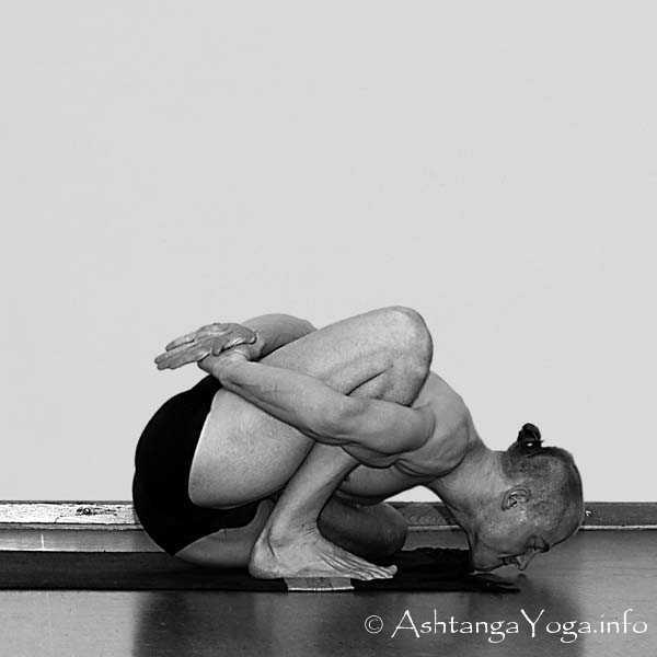 Marichyasana B - Primary Series (=Yoga Chikitsa / erste Serie) wird oft als die schwerste aller Ashtanga Vinyasa Yoga Serien bezeichnet, denn sie ist die Serie, die Du zuerst lernst - und aller Anfang ist schwer.