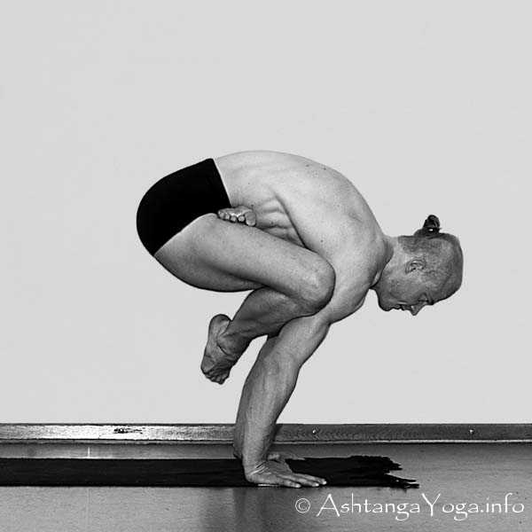 Marichyasana B Vinyasa out - Primary Series (=Yoga Chikitsa / erste Serie) wird oft als die schwerste aller Ashtanga Vinyasa Yoga Serien bezeichnet, denn sie ist die Serie, die Du zuerst lernst - und aller Anfang ist schwer.