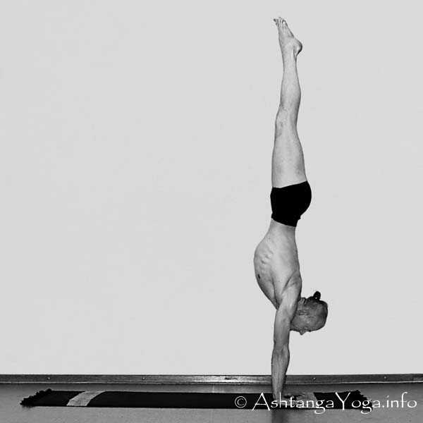 Navasana Vinyasa out - Primary Series (=Yoga Chikitsa / erste Serie) wird oft als die schwerste aller Ashtanga Vinyasa Yoga Serien bezeichnet, denn sie ist die Serie, die Du zuerst lernst - und aller Anfang ist schwer.