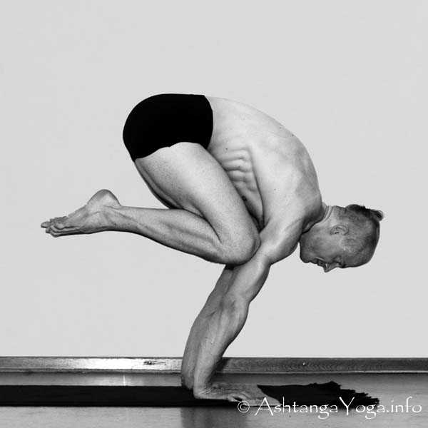 Supta Kurmasana Vinyasa out - Primary Series (=Yoga Chikitsa / erste Serie) wird oft als die schwerste aller Ashtanga Vinyasa Yoga Serien bezeichnet, denn sie ist die Serie, die Du zuerst lernst - und aller Anfang ist schwer.