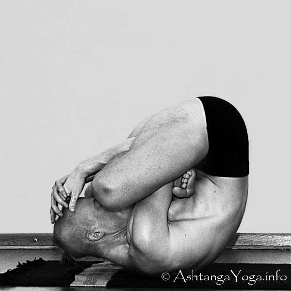 Gaba Pindasana - Primary Series (=Yoga Chikitsa / erste Serie) wird oft als die schwerste aller Ashtanga Vinyasa Yoga Serien bezeichnet, denn sie ist die Serie, die Du zuerst lernst - und aller Anfang ist schwer.