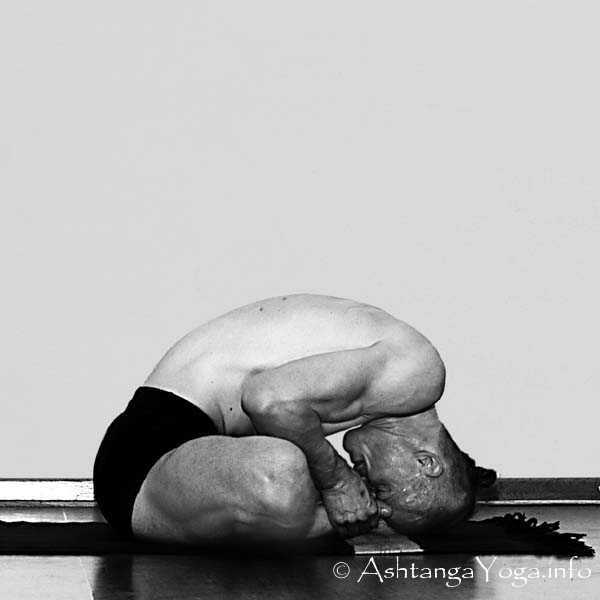 Baddha Konasana B - Primary Series (=Yoga Chikitsa / erste Serie) wird oft als die schwerste aller Ashtanga Vinyasa Yoga Serien bezeichnet, denn sie ist die Serie, die Du zuerst lernst - und aller Anfang ist schwer.