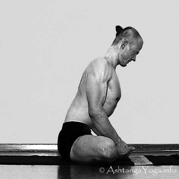 Baddha Konasana C - Primary Series (=Yoga Chikitsa / erste Serie) wird oft als die schwerste aller Ashtanga Vinyasa Yoga Serien bezeichnet, denn sie ist die Serie, die Du zuerst lernst - und aller Anfang ist schwer.