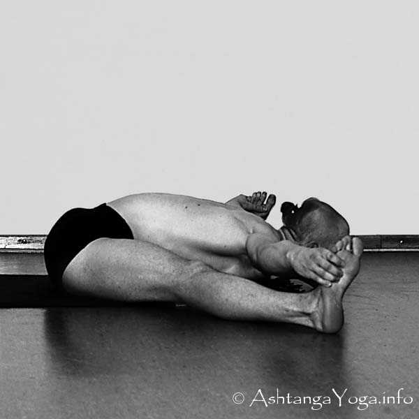 Upavistha Konasana A - Primary Series (=Yoga Chikitsa / erste Serie) wird oft als die schwerste aller Ashtanga Vinyasa Yoga Serien bezeichnet, denn sie ist die Serie, die Du zuerst lernst - und aller Anfang ist schwer.
