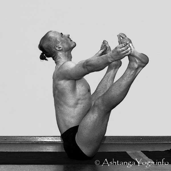 Upavistha Konasana B - Primary Series (=Yoga Chikitsa / erste Serie) wird oft als die schwerste aller Ashtanga Vinyasa Yoga Serien bezeichnet, denn sie ist die Serie, die Du zuerst lernst - und aller Anfang ist schwer.
