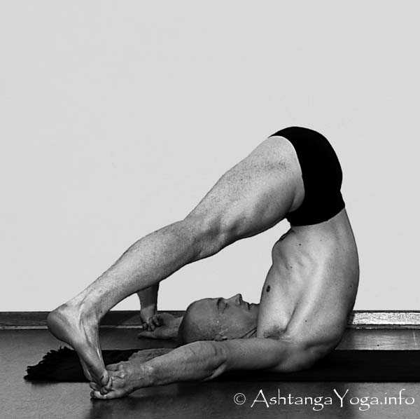 Supta Konasana - Primary Series (=Yoga Chikitsa / erste Serie) wird oft als die schwerste aller Ashtanga Vinyasa Yoga Serien bezeichnet, denn sie ist die Serie, die Du zuerst lernst - und aller Anfang ist schwer.