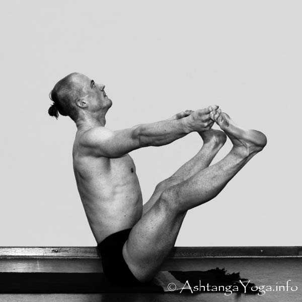 Supta Konasana Vinyasa out - Primary Series (=Yoga Chikitsa / erste Serie) wird oft als die schwerste aller Ashtanga Vinyasa Yoga Serien bezeichnet, denn sie ist die Serie, die Du zuerst lernst - und aller Anfang ist schwer.