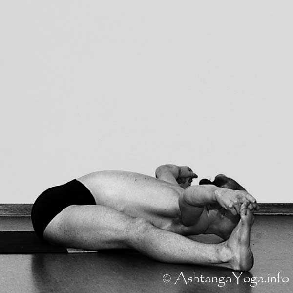 Supta Konasana Vinyasa out - Primary Series (=Yoga Chikitsa / erste Serie) wird oft als die schwerste aller Ashtanga Vinyasa Yoga Serien bezeichnet, denn sie ist die Serie, die Du zuerst lernst - und aller Anfang ist schwer.