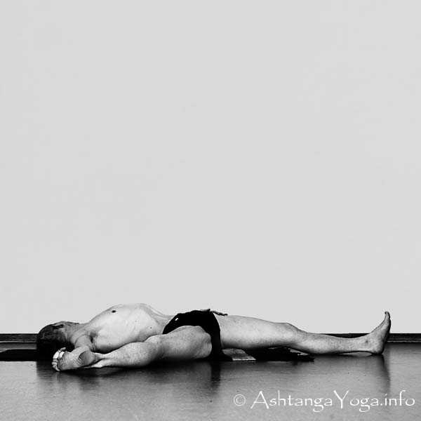 Supta Parsvasahita - Primary Series (=Yoga Chikitsa / erste Serie) wird oft als die schwerste aller Ashtanga Vinyasa Yoga Serien bezeichnet, denn sie ist die Serie, die Du zuerst lernst - und aller Anfang ist schwer.