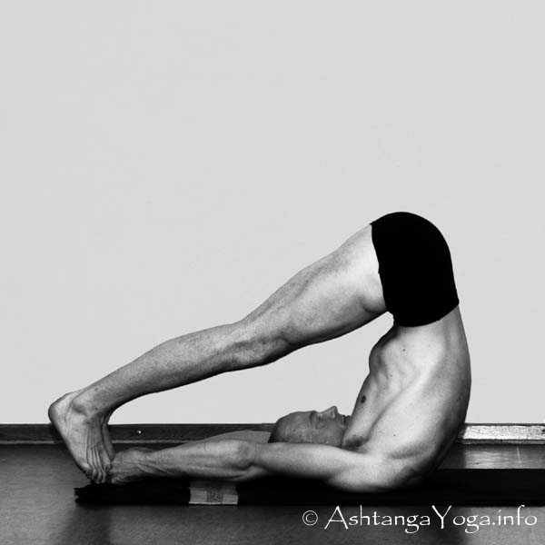Ubhaya Padangusthasana Vinyasa in - Primary Series (=Yoga Chikitsa / erste Serie) wird oft als die schwerste aller Ashtanga Vinyasa Yoga Serien bezeichnet, denn sie ist die Serie, die Du zuerst lernst - und aller Anfang ist schwer.