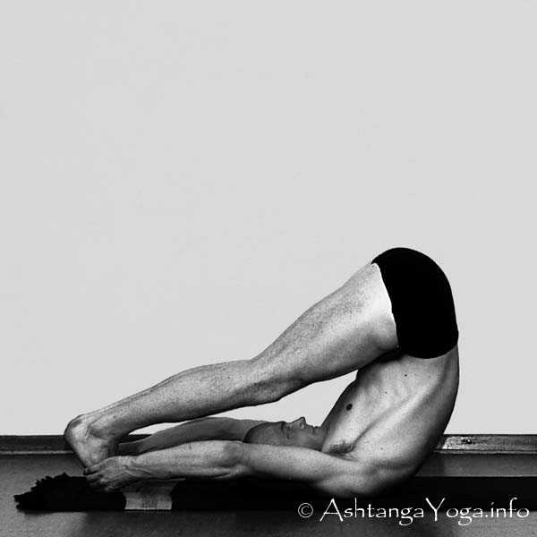 Urdhva Muka Paschimottanasana Vinyasa in - Primary Series (=Yoga Chikitsa / erste Serie) wird oft als die schwerste aller Ashtanga Vinyasa Yoga Serien bezeichnet, denn sie ist die Serie, die Du zuerst lernst - und aller Anfang ist schwer.