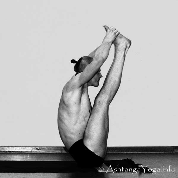 Urdhva Muka Paschimottanasana - Primary Series (=Yoga Chikitsa / erste Serie) wird oft als die schwerste aller Ashtanga Vinyasa Yoga Serien bezeichnet, denn sie ist die Serie, die Du zuerst lernst - und aller Anfang ist schwer.