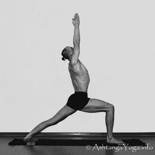 Virabhadrasana A - Surya Namaskara B ist einer der sch�nsten Teile des Ashtanga Vinyasa Yoga.