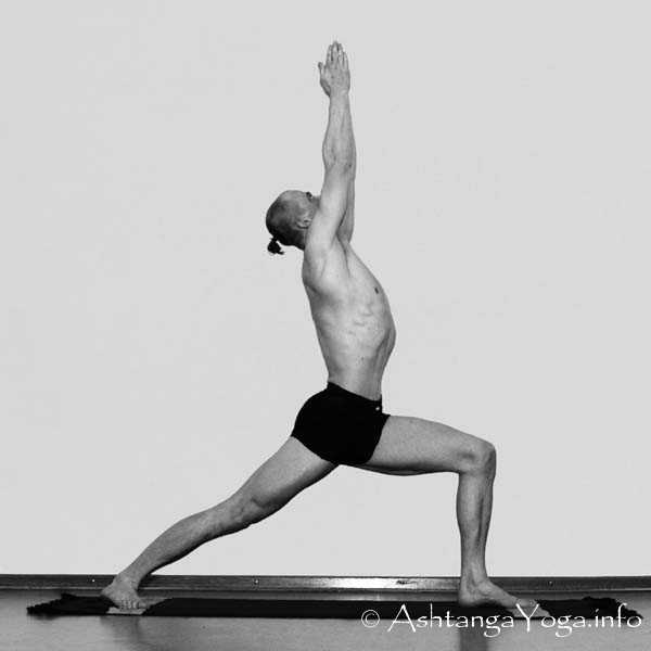 Virabhadrasana A - Surya Namaskara B ist einer der sch�nsten Teile des Ashtanga Vinyasa Yoga.