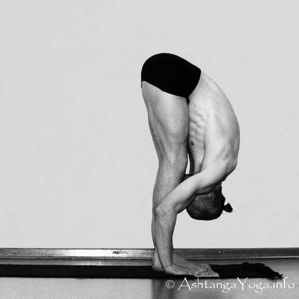 Uttanasana A - Surya Namaskara B ist einer der sch�nsten Teile des Ashtanga Vinyasa Yoga.