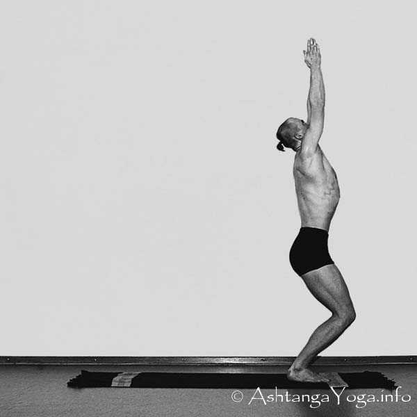 Utkatasana - Surya Namaskara B ist einer der sch�nsten Teile des Ashtanga Vinyasa Yoga.