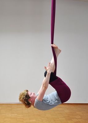 Aerial Yoga: Madeleine Crunches