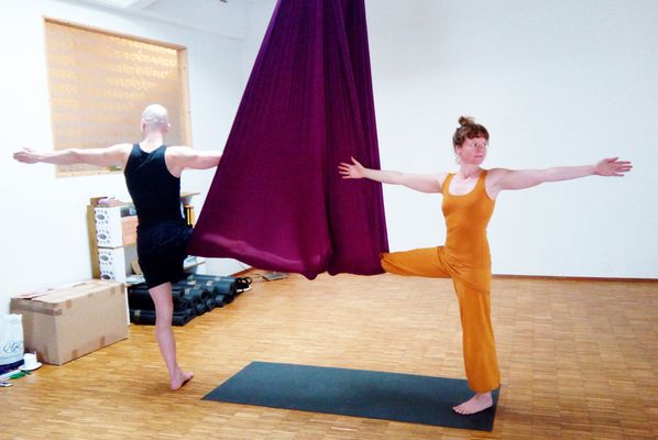 Aerial Yoga Melanie und Ronald
