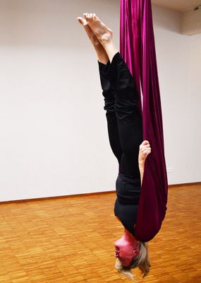 Aerial Yoga Ingrid schwebt in der Luft